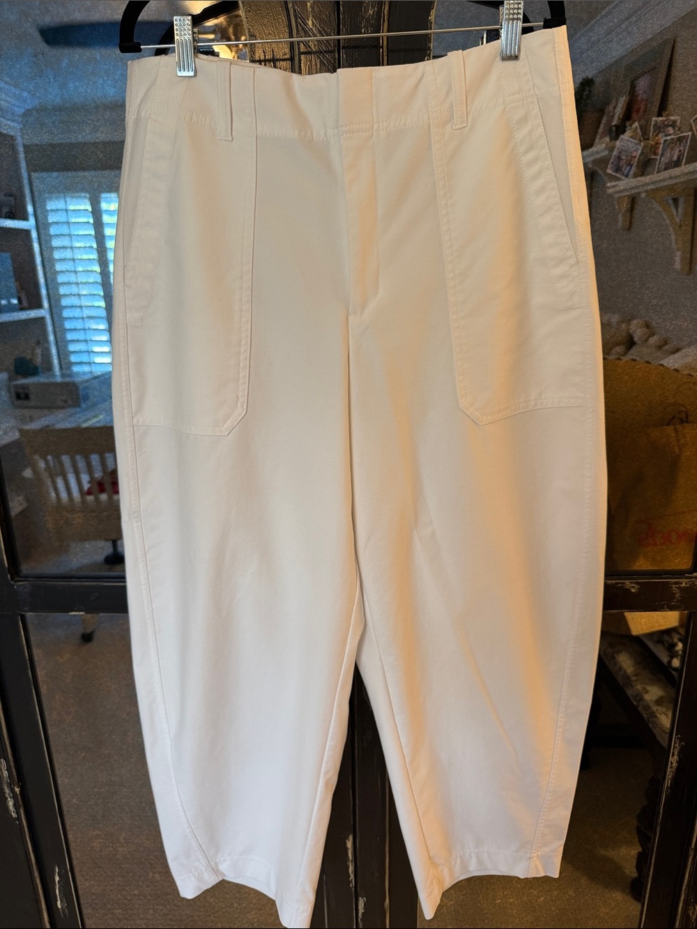 Athleta Cream Capris with Front Patch Pockets